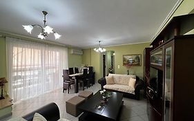 Modern 2Br Apartment Private Parking Sleeps 6